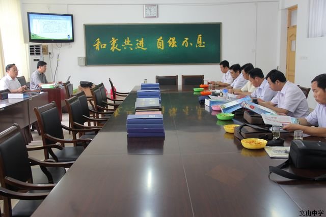 潍坊市教科院专家组对我校重大教育教学问题研究成果《校本育人课程建设研究》进行了现场考察评审