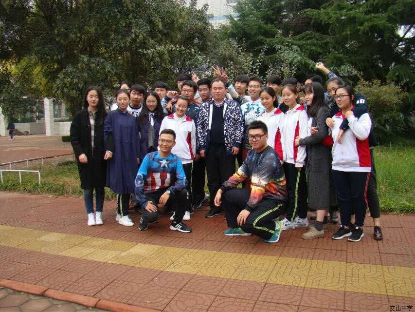 我校刘旭峰老师在和学生们以“春晚微信课堂”的形式弘扬传统文化