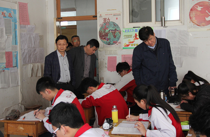 潍坊市教育局副局长刘海涛、潍坊市教科院副院长李庆华来校指导工作