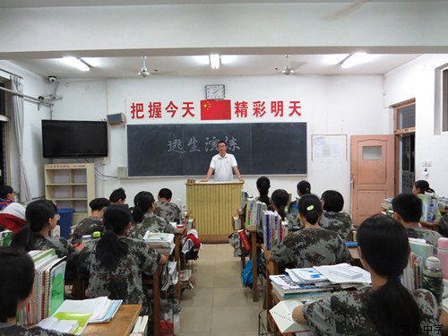 军训进行时：精心组织，防震演练有实效