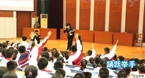快去看看,我校来了警察蜀黍和阿姨