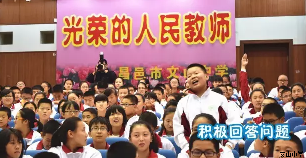 快去看看,我校来了警察蜀黍和阿姨