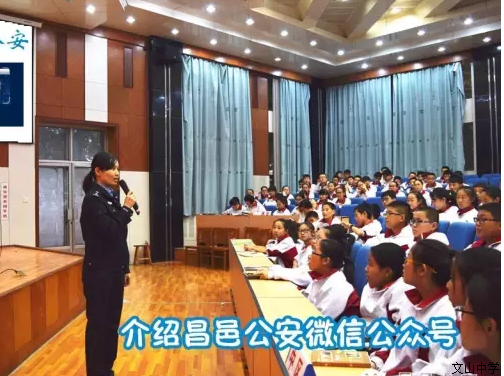 快去看看,我校来了警察蜀黍和阿姨