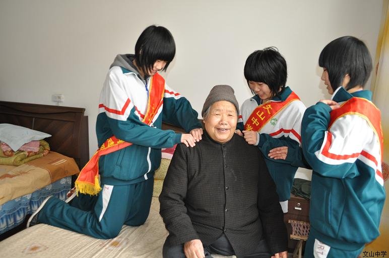 我校学生会组织开展青年志愿者服务活动