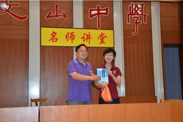 刘炳倩同学回母校参加“2012年校友--学生面对面”活动