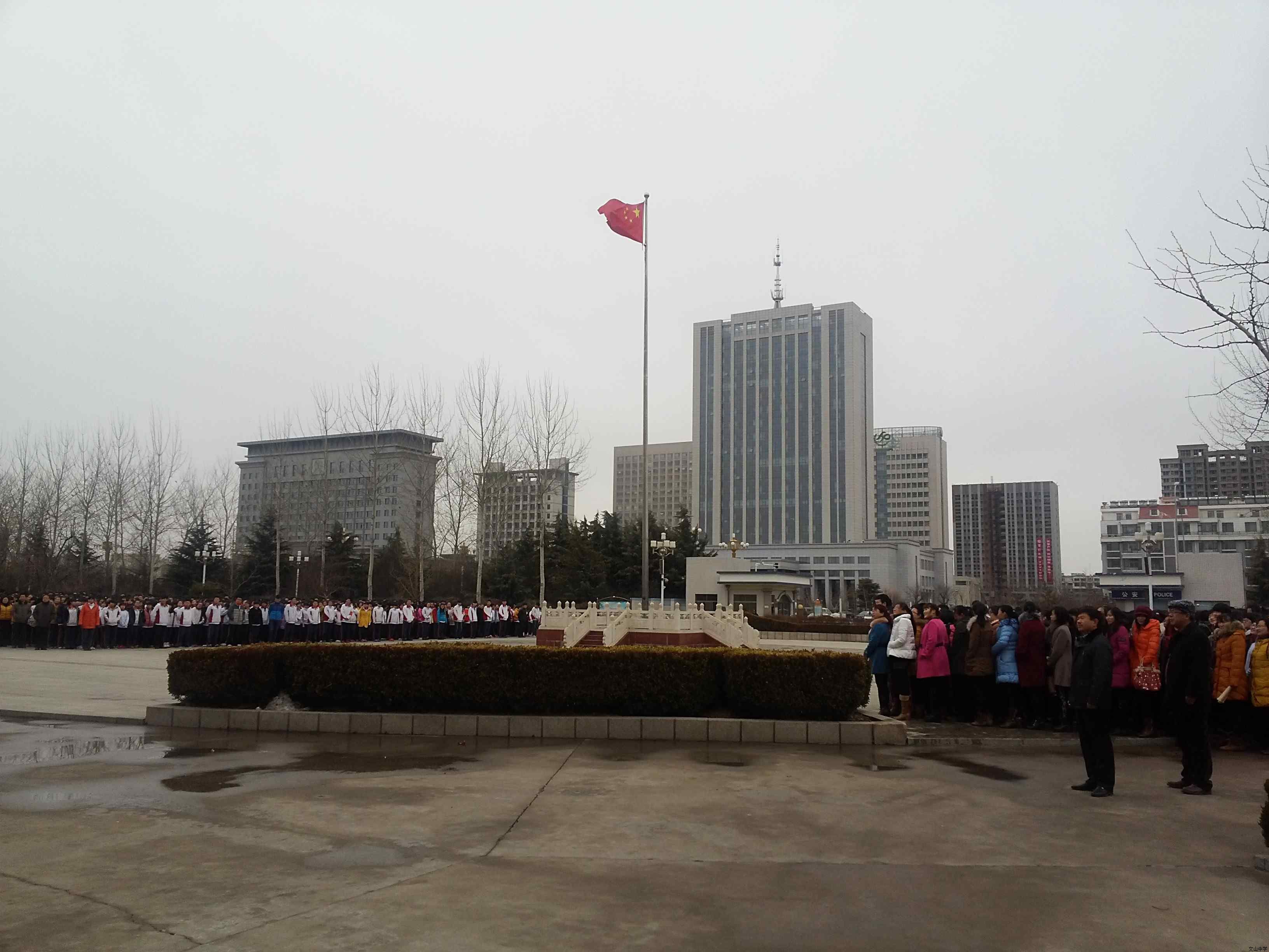 高二分校举行新学期升国旗仪式