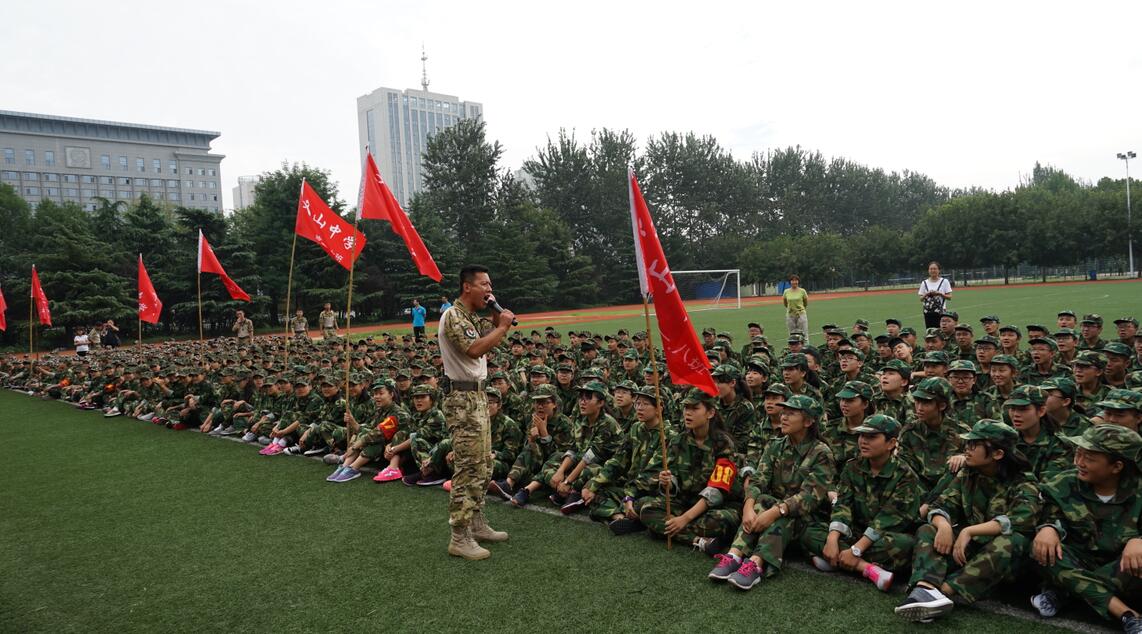 我校隆重举行军训校阅暨总结大会