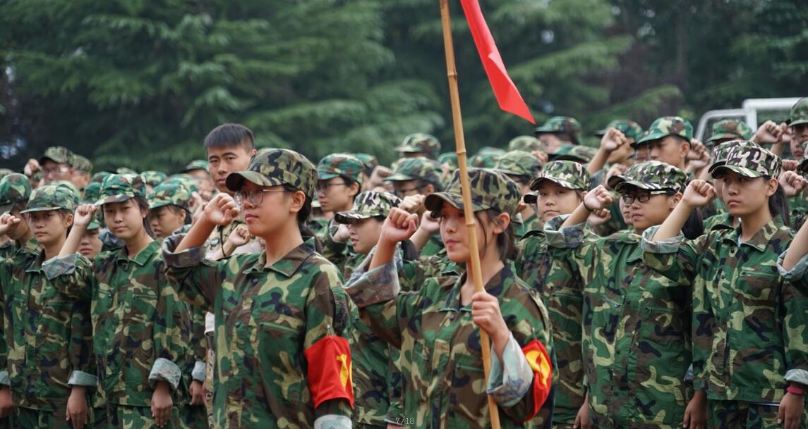 我校隆重举行军训校阅暨总结大会