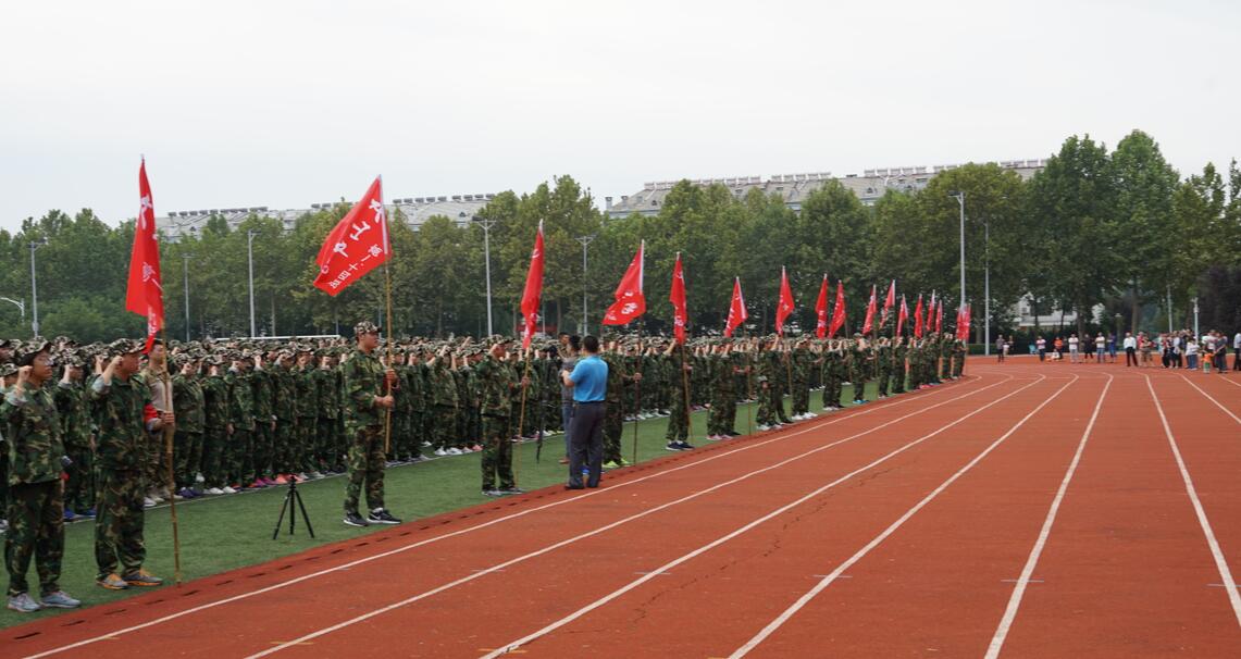 我校隆重举行军训校阅暨总结大会