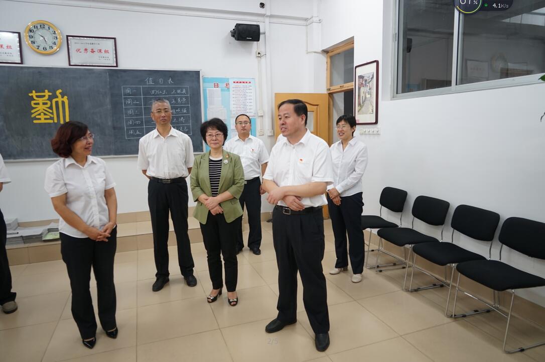 昌邑市委领导在教师节前夕来我校走访慰问老师们