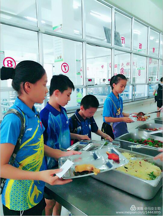 我校餐厅！欢迎来自潍坊各大城市乒乓球比赛队员们就餐！