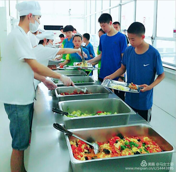 我校餐厅！欢迎来自潍坊各大城市乒乓球比赛队员们就餐！