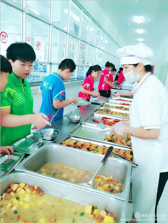 我校餐厅！欢迎来自潍坊各大城市乒乓球比赛队员们就餐！