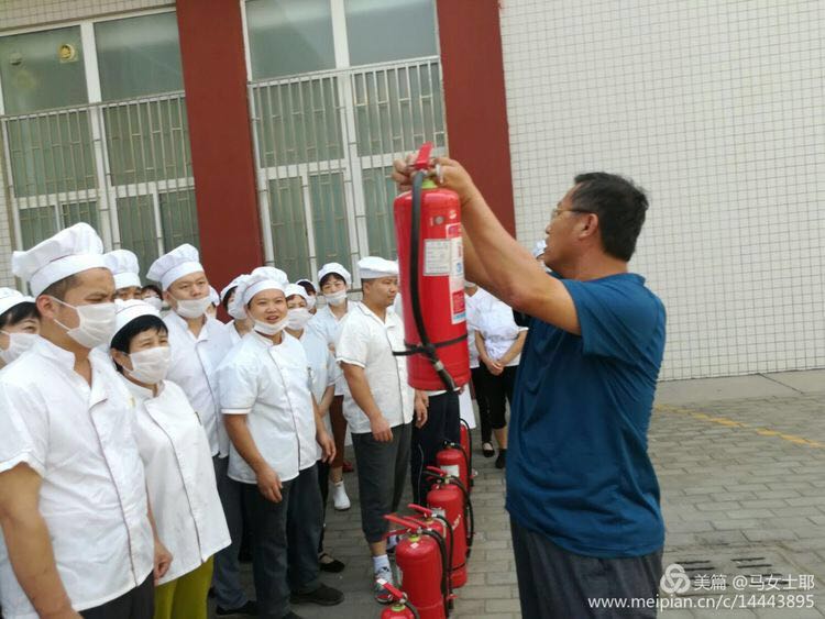 生活服务中心举行消防演练
