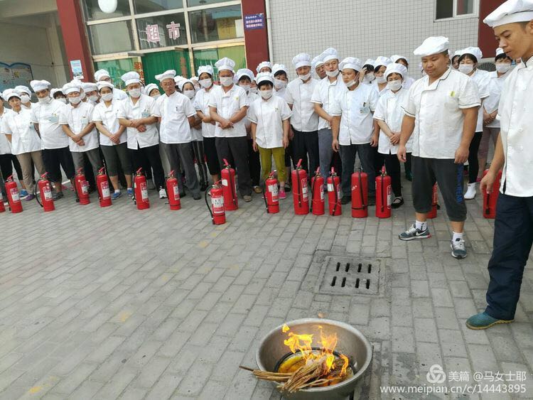 生活服务中心举行消防演练