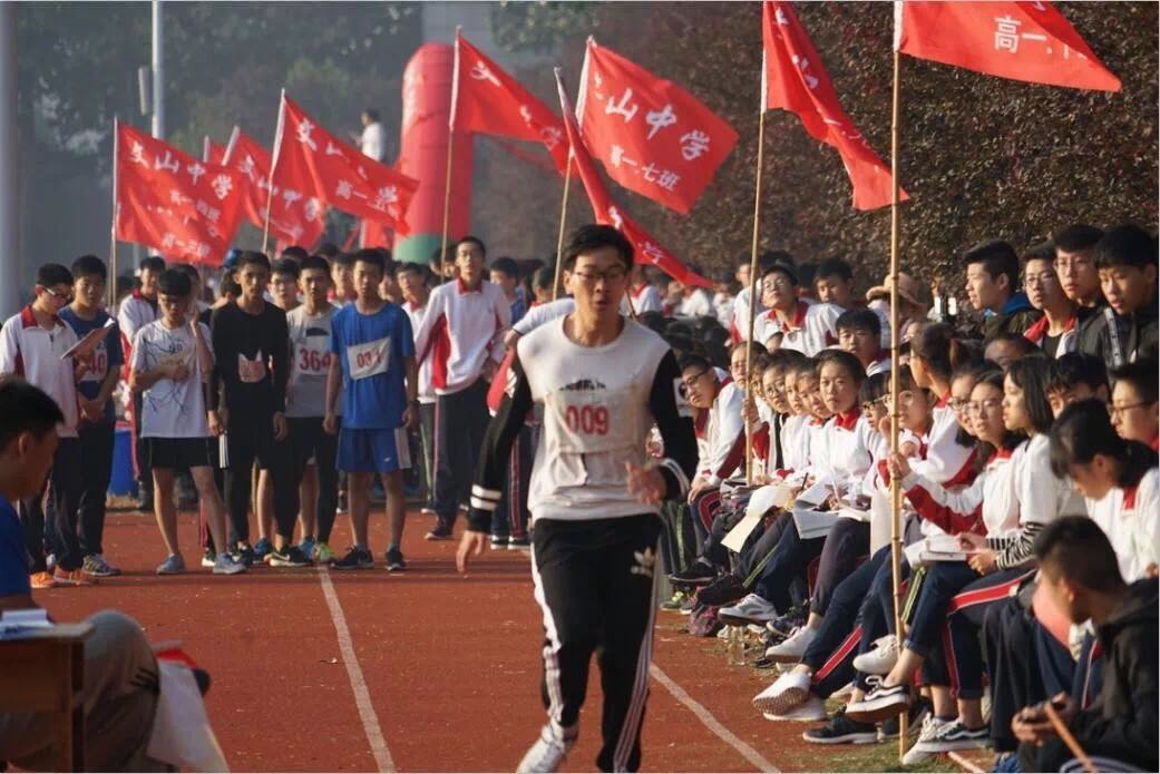 特色课程：体育节里激情扬，田径场上竞技忙！