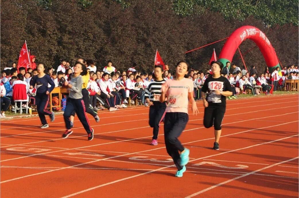 特色课程：体育节里激情扬，田径场上竞技忙！