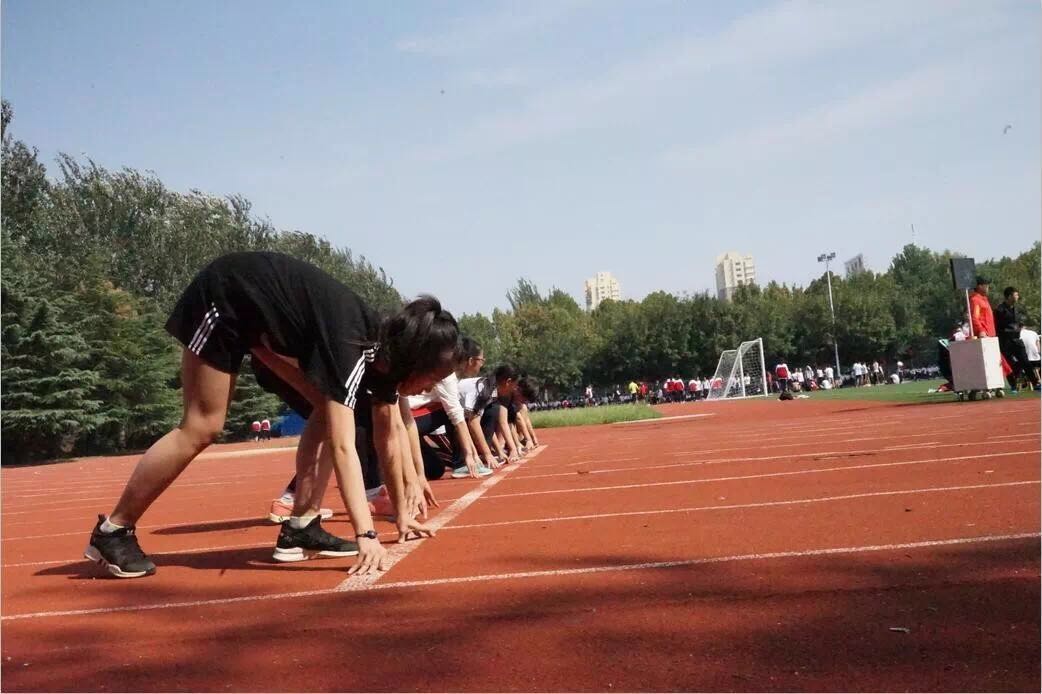 特色课程：体育节里激情扬，田径场上竞技忙！