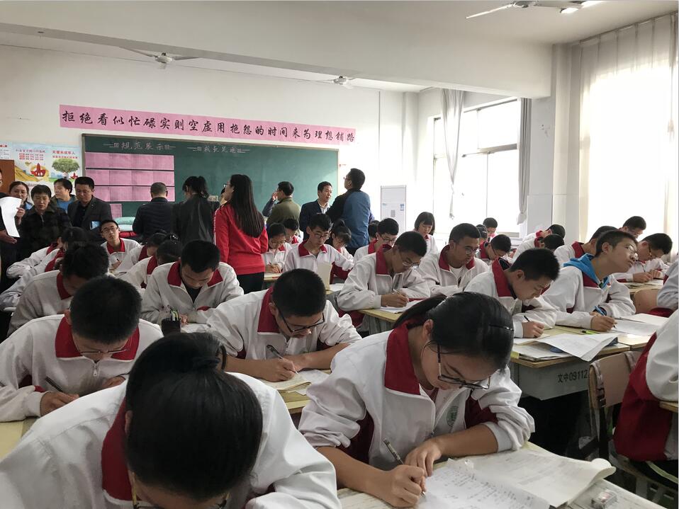 我校召开“学习精中、立即行动”校内观摩暨思维碰撞现场会