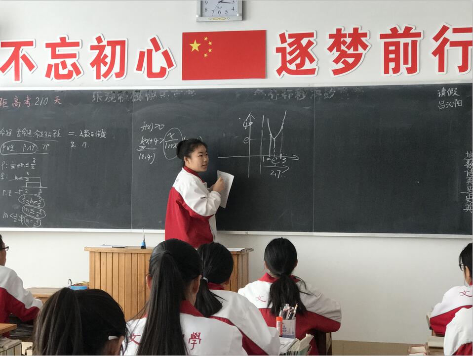 我校召开“学习精中、立即行动”校内观摩暨思维碰撞现场会