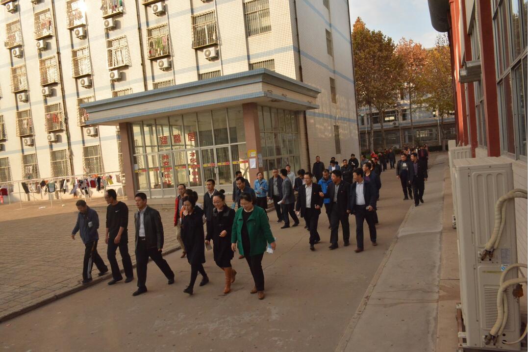 我校召开“学习精中、立即行动”校内观摩暨思维碰撞现场会