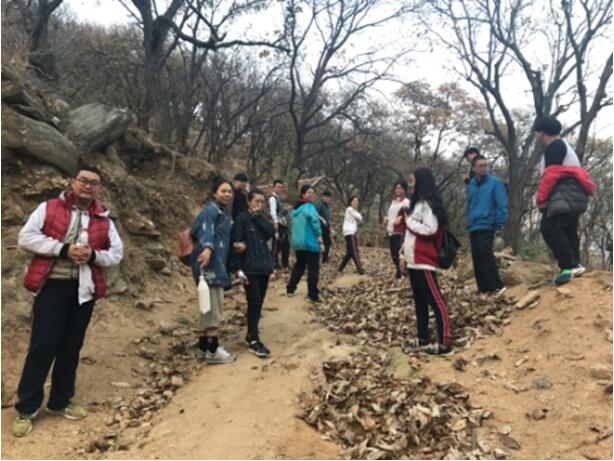 美术学子蒙山行，醉在金秋画意浓