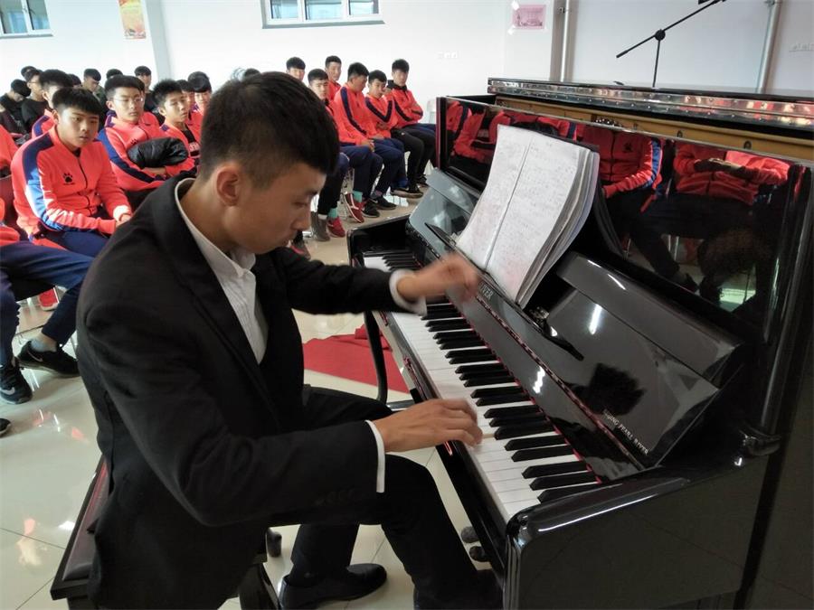 我校举办“走进新时代 唱响十九大”元旦庆祝活动