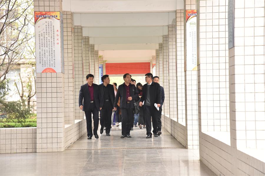 湖北省潜江市教育考察团来我校考察交流