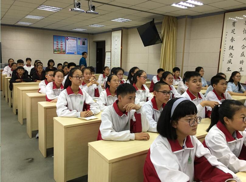 与经典同行，打好人生底色；与经典为伴，塑造美好心灵。