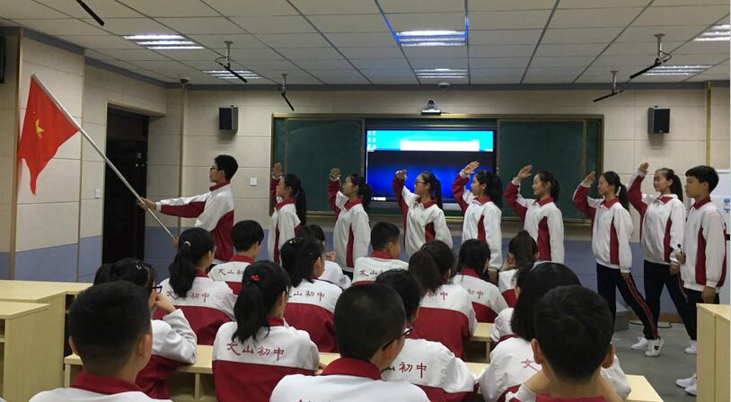 与经典同行，打好人生底色；与经典为伴，塑造美好心灵。