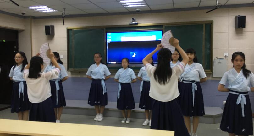 与经典同行，打好人生底色；与经典为伴，塑造美好心灵。