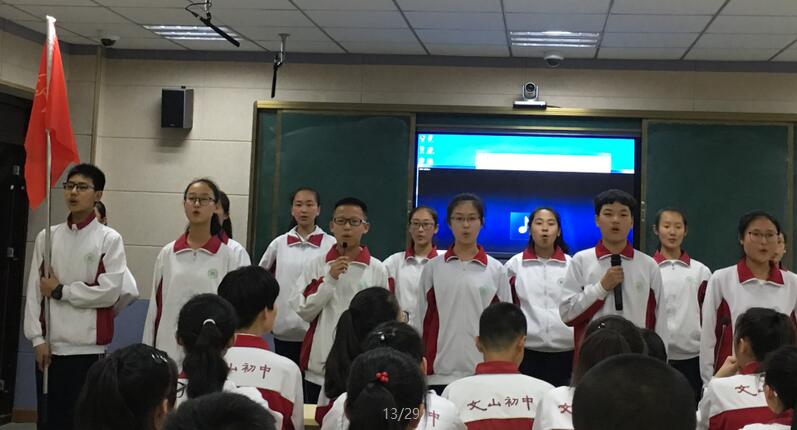 与经典同行，打好人生底色；与经典为伴，塑造美好心灵。
