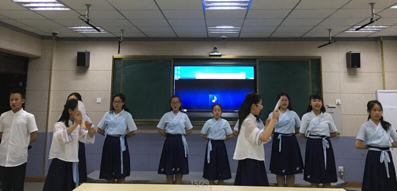 与经典同行，打好人生底色；与经典为伴，塑造美好心灵。