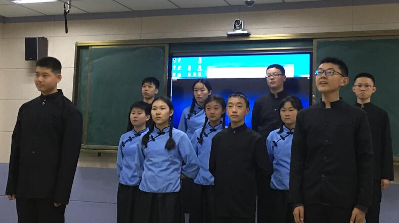 与经典同行，打好人生底色；与经典为伴，塑造美好心灵。