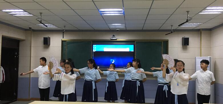 与经典同行，打好人生底色；与经典为伴，塑造美好心灵。