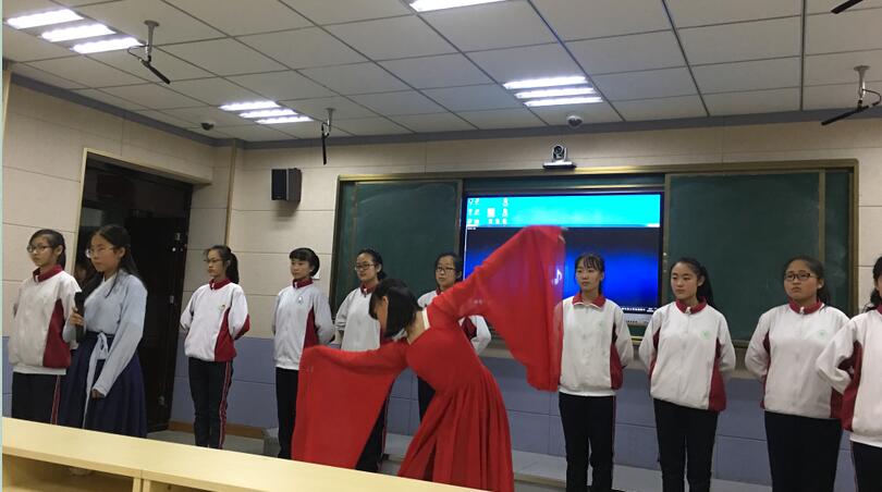 与经典同行，打好人生底色；与经典为伴，塑造美好心灵。