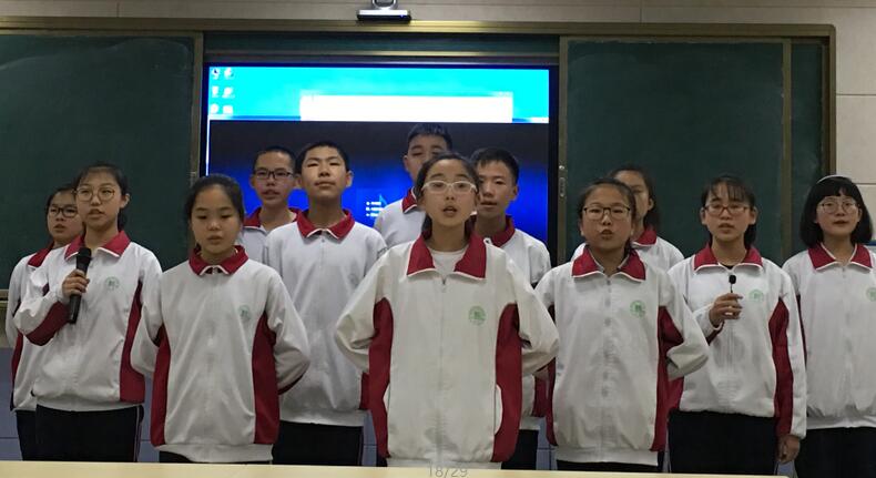 与经典同行，打好人生底色；与经典为伴，塑造美好心灵。