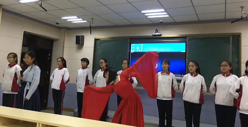 与经典同行，打好人生底色；与经典为伴，塑造美好心灵。