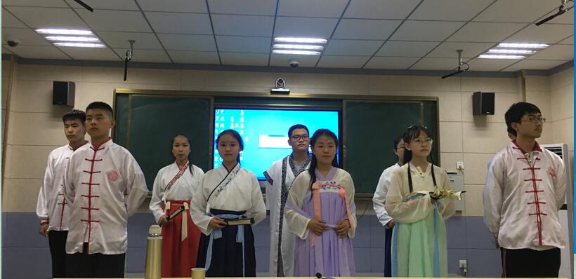 与经典同行，打好人生底色；与经典为伴，塑造美好心灵。