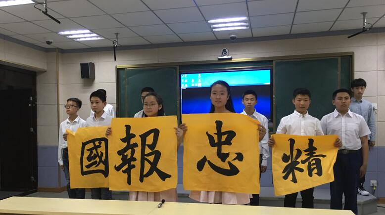 与经典同行，打好人生底色；与经典为伴，塑造美好心灵。