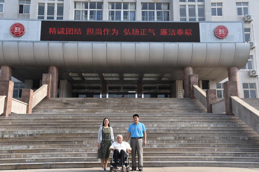 抗战老战士，潍坊医学院教授马枕戈来我校参观