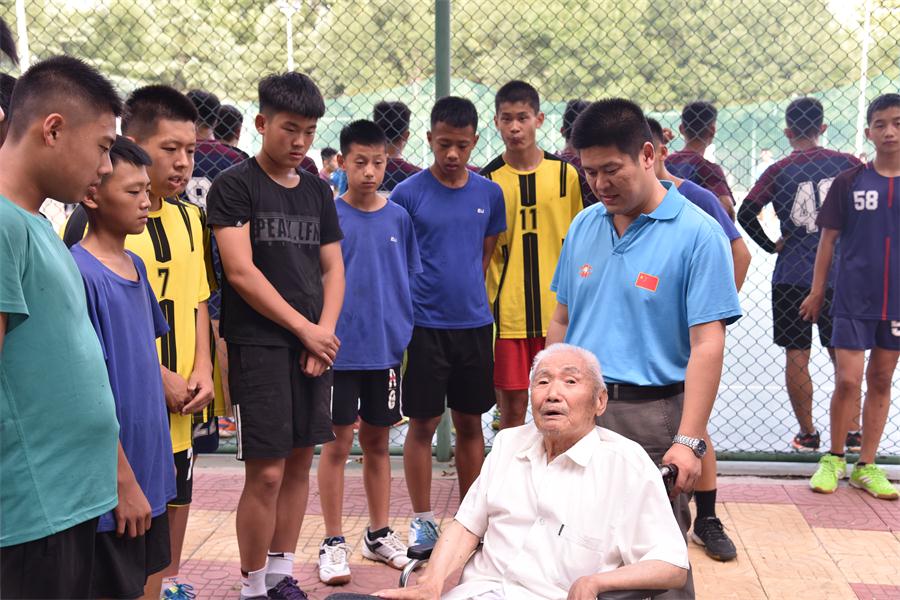 抗战老战士，潍坊医学院教授马枕戈来我校参观