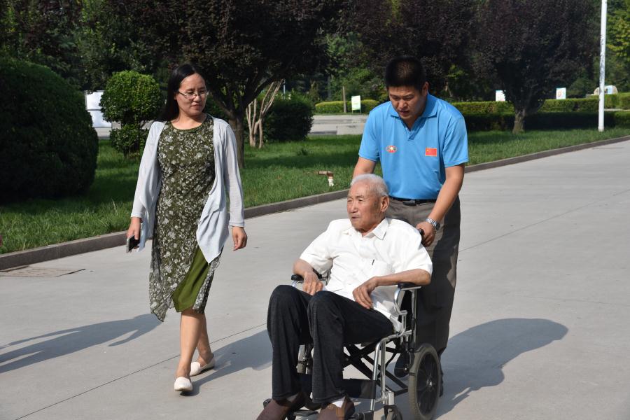 抗战老战士，潍坊医学院教授马枕戈来我校参观