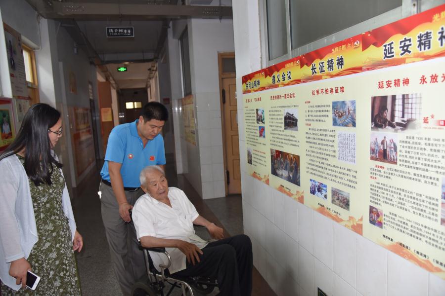 抗战老战士，潍坊医学院教授马枕戈来我校参观