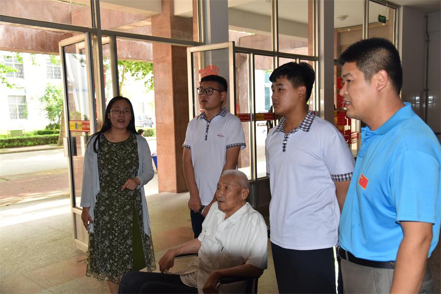抗战老战士，潍坊医学院教授马枕戈来我校参观