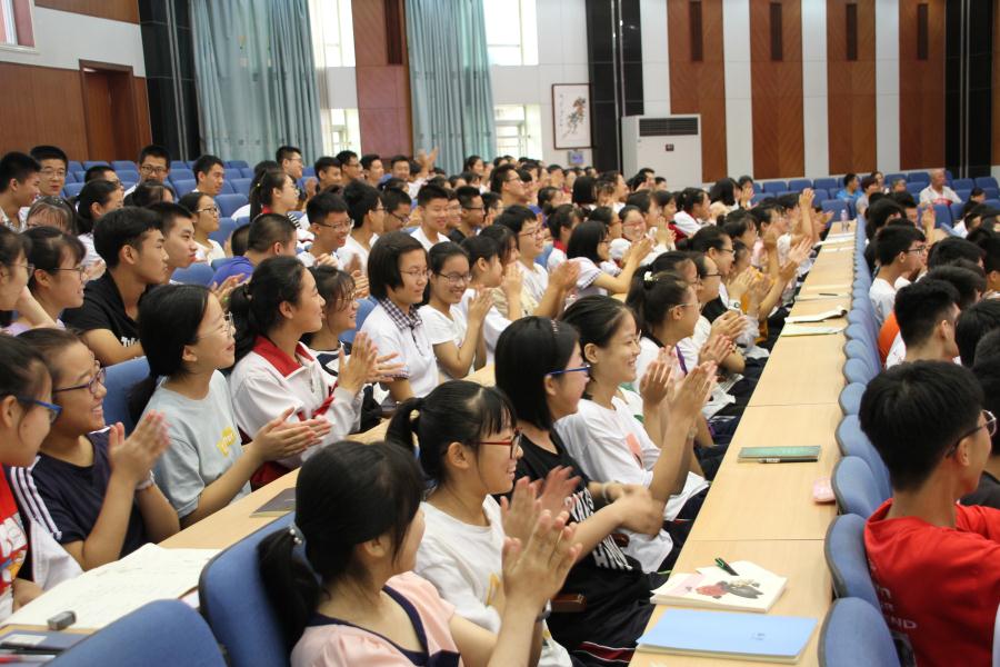遇见自己，遇见未来——我校举行高一夏令营主题演讲比赛！