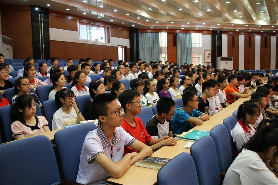 遇见自己，遇见未来——我校举行高一夏令营主题演讲比赛！