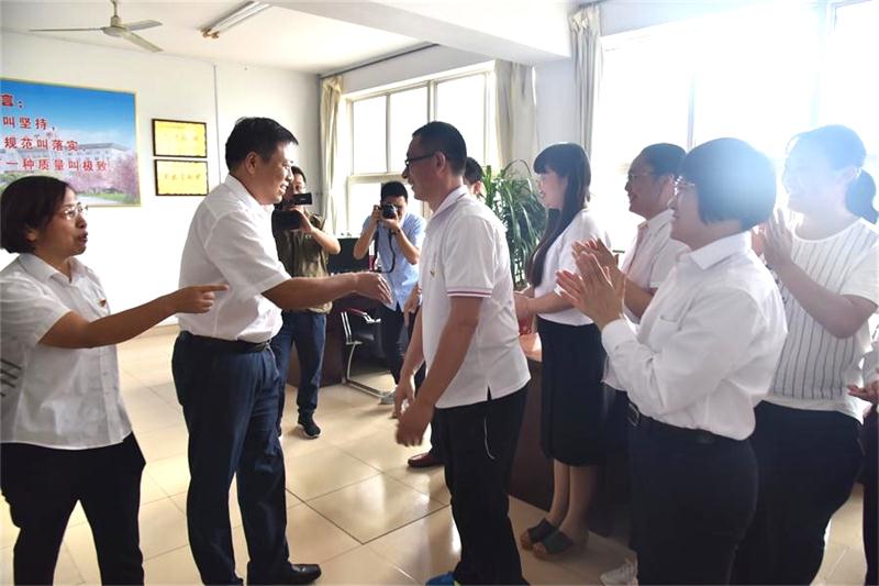 心系教育，情暖人心——市长李玉祥一行走访慰问我校一线教师和退休教师！
