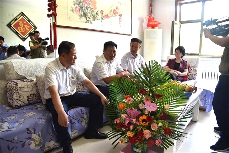 心系教育，情暖人心——市长李玉祥一行走访慰问我校一线教师和退休教师！