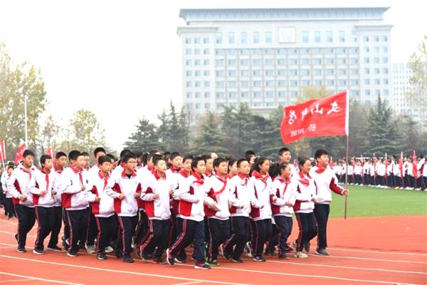 因时育才博于文，为国养器德如山——我校举行第二届“沙场秋点兵”暨第七届体育节开幕式！